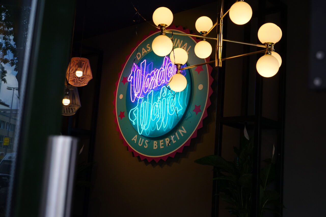 Neonschild Logo Innen