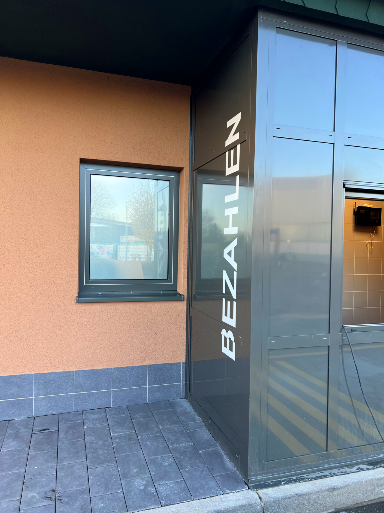 Drive-In Fenster Außen