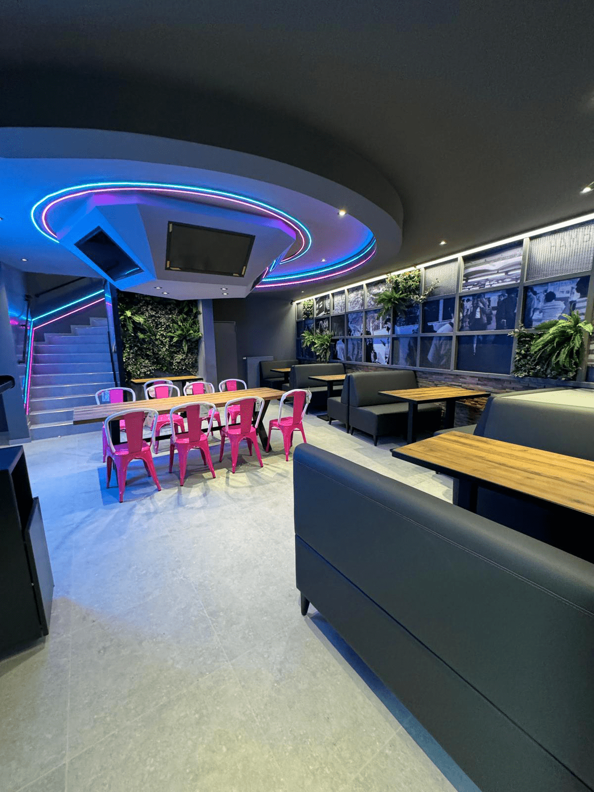 Fernseher-Cube im Essbereich Fernseher-Cube im Essbereich